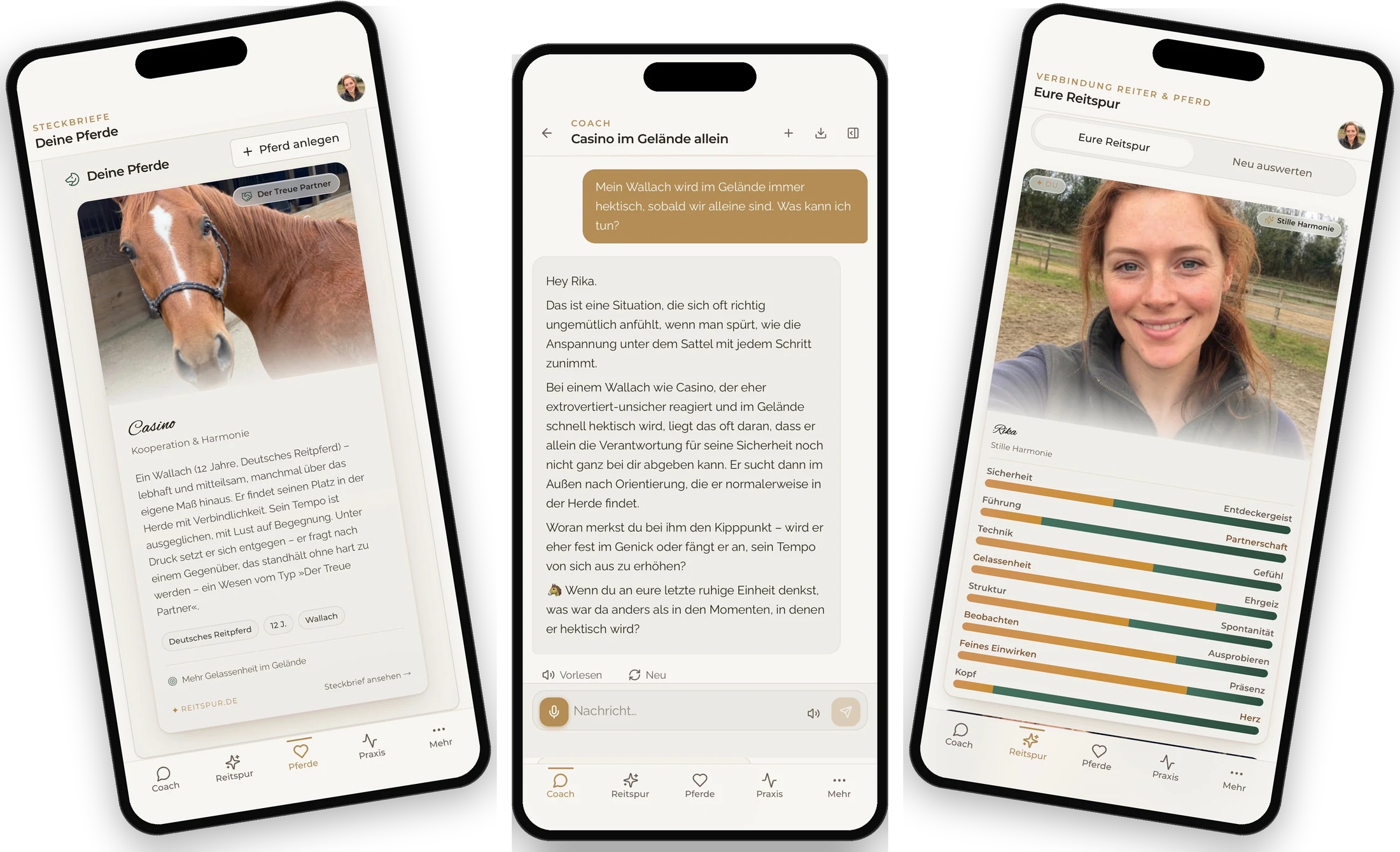 Drei iPhones zeigen Reitspur: Pferdesteckbrief von Casino, eine Coach-Session zu Gelassenheit im Gelände und das Reitspur-Profil mit acht Dimensionen.